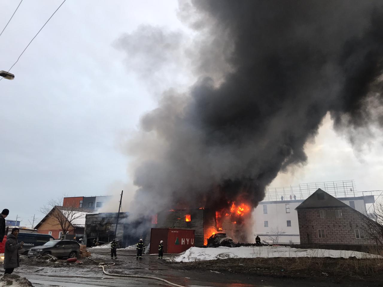 Фото Пожар произошёл в автосервисе в Калининском районе Новосибирска 2